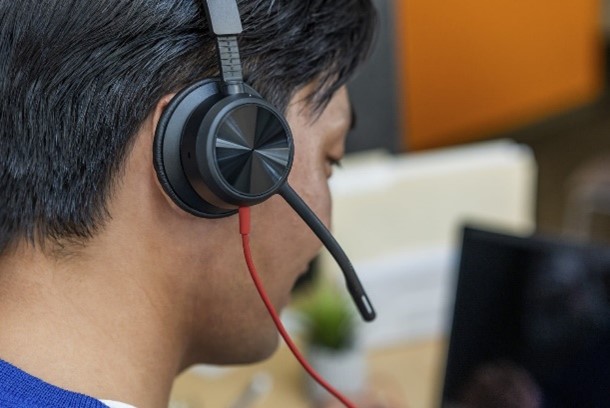 contactcenterimageheadsets